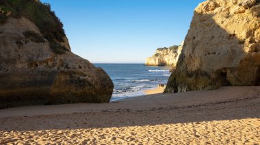 Atlantik Okyanusu kıyısındaki yüksek uçurumlar. Portekiz. Algarve.