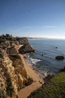 Atlantik Okyanusu kıyısındaki yüksek uçurumlar. Portekiz. Algarve.