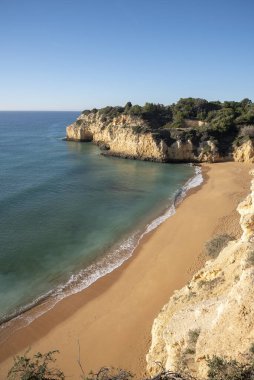 Atlantik Okyanusu kıyısındaki yüksek uçurumlar. Portekiz. Algarve.