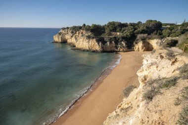 Atlantik Okyanusu kıyısındaki yüksek uçurumlar. Portekiz. Algarve.