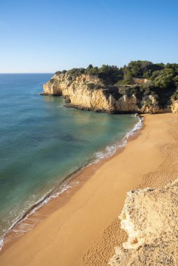 Atlantik Okyanusu kıyısındaki yüksek uçurumlar. Portekiz. Algarve.