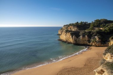Atlantik Okyanusu kıyısındaki yüksek uçurumlar. Portekiz. Algarve.