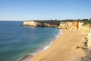 Atlantik Okyanusu kıyısındaki yüksek uçurumlar. Portekiz. Algarve.