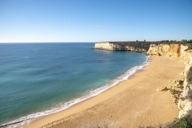 Atlantik Okyanusu kıyısındaki yüksek uçurumlar. Portekiz. Algarve.