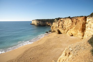 Atlantik Okyanusu kıyısındaki yüksek uçurumlar. Portekiz. Algarve.