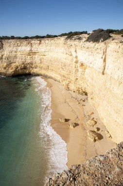 Atlantik Okyanusu kıyısındaki yüksek uçurumlar. Portekiz. Algarve.