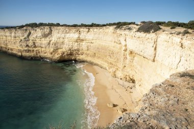 Atlantik Okyanusu kıyısındaki yüksek uçurumlar. Portekiz. Algarve.