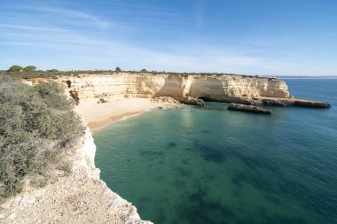 Atlantik Okyanusu kıyısındaki yüksek uçurumlar. Portekiz. Algarve.
