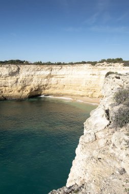 Atlantik Okyanusu kıyısındaki yüksek uçurumlar. Portekiz. Algarve.