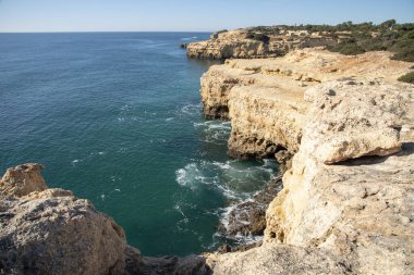 Atlantik Okyanusu kıyısındaki yüksek uçurumlar. Portekiz. Algarve.