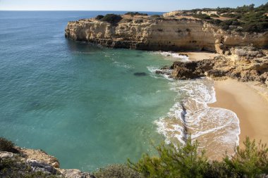 Atlantik Okyanusu kıyısındaki yüksek uçurumlar. Portekiz. Algarve.