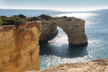 Atlantik Okyanusu kıyısındaki yüksek uçurumlar. Portekiz. Algarve.