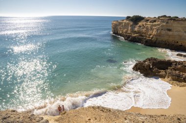 Atlantik Okyanusu kıyısındaki yüksek uçurumlar. Portekiz. Algarve.