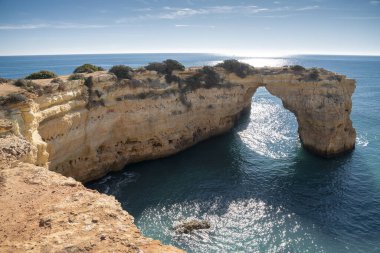Atlantik Okyanusu kıyısındaki yüksek uçurumlar. Portekiz. Algarve.