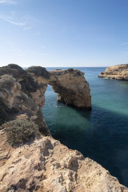 Atlantik Okyanusu kıyısındaki yüksek uçurumlar. Portekiz. Algarve.