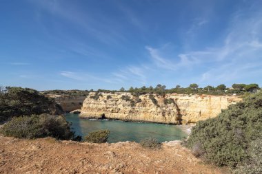 Atlantik Okyanusu kıyısındaki yüksek uçurumlar. Portekiz. Algarve.