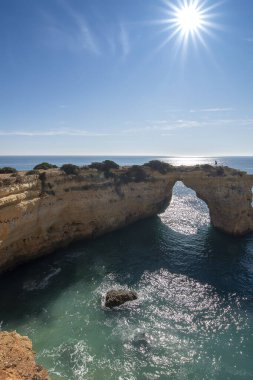 Atlantik Okyanusu kıyısındaki yüksek uçurumlar. Portekiz. Algarve.
