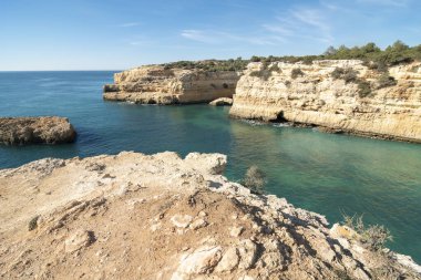 Atlantik Okyanusu kıyısındaki yüksek uçurumlar. Portekiz. Algarve.
