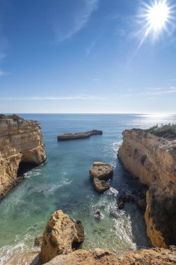 Atlantik Okyanusu kıyısındaki yüksek uçurumlar. Portekiz. Algarve.