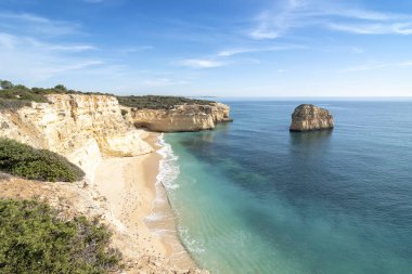 Atlantik Okyanusu kıyısındaki yüksek uçurumlar. Portekiz. Algarve.