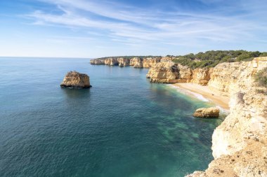 Atlantik Okyanusu kıyısındaki yüksek uçurumlar. Portekiz. Algarve.