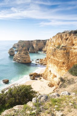 Atlantik Okyanusu kıyısındaki yüksek uçurumlar. Portekiz. Algarve.