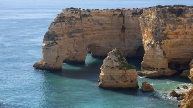 Atlantik Okyanusu kıyısındaki yüksek uçurumlar. Portekiz. Algarve.