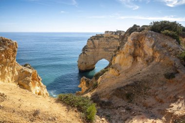 Atlantik Okyanusu kıyısındaki yüksek uçurumlar. Portekiz. Algarve.