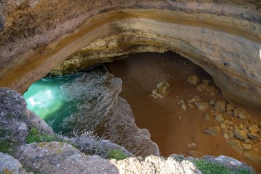 Atlantik Okyanusu kıyısındaki yüksek uçurumlar. Portekiz. Algarve.