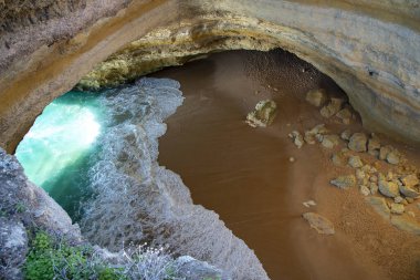 Atlantik Okyanusu kıyısındaki yüksek uçurumlar. Portekiz. Algarve.