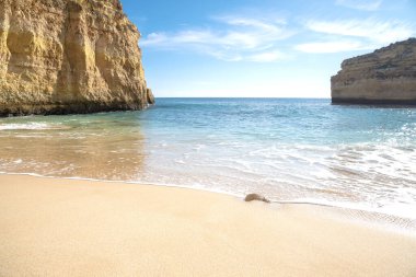 Atlantik Okyanusu kıyısındaki yüksek uçurumlar. Portekiz. Algarve.