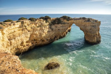 Atlantik Okyanusu kıyısındaki yüksek uçurumlar. Portekiz. Algarve.