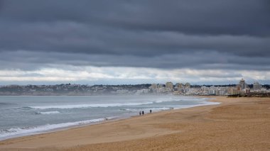 Güzel kumlu sahil ve Atlantik Okyanusu 'nun dalgaları. Albufeira, Algarve, Portekiz. 