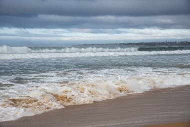 Güzel kumlu sahil ve Atlantik Okyanusu 'nun dalgaları. Albufeira, Algarve, Portekiz. 