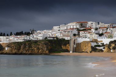 Güzel kumlu sahil ve Atlantik Okyanusu 'nun dalgaları. Albufeira, Algarve, Portekiz. 