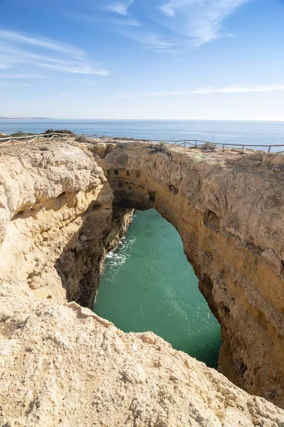 Hoge Kliffen Aan Kust Van Atlantische Oceaan Portugal Algarve — Stockfoto