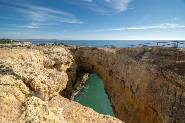 Hoge Kliffen Aan Kust Van Atlantische Oceaan Portugal Algarve — Stockfoto