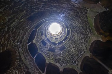 Kabul töreni Lizbon 'un dışındaki Sintra' daki Quinta da Regaleira Parkı 'nda.