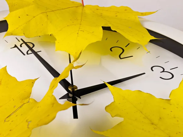 Repli, heure d'hiver. Horloge visage avec des feuilles d'érable . Images De Stock Libres De Droits