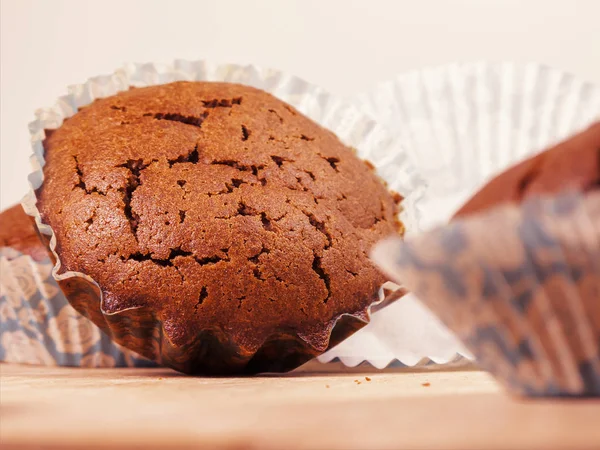 Schokoladenmuffin. frisch gebackene Schokokuchen in Papierform. — Stockfoto