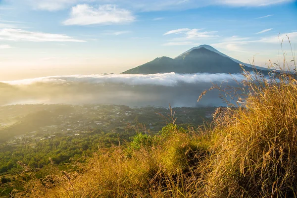 Salida del sol desde la cima del Monte Batur y vista del volcán Agung — Foto de Stock