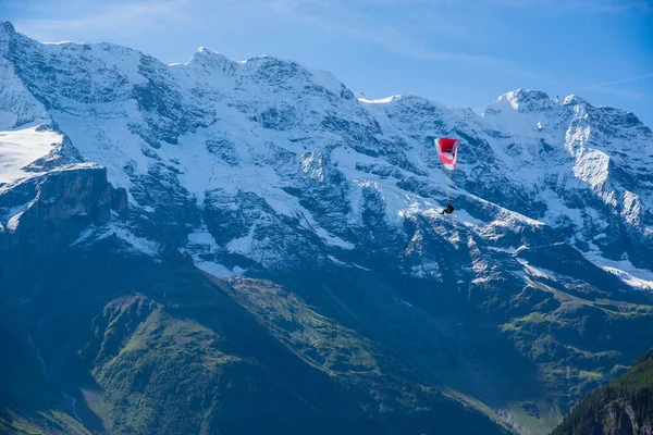 Gleitschirm in den Berner Alpen — Stockfoto