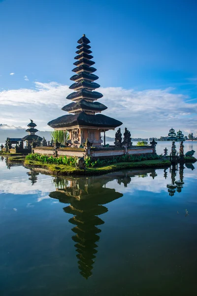 Pura Ulun Danu Bratan templo al amanecer, vista vertical Imagen de stock