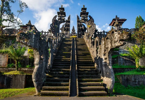 Esculpido portão de pedra de Besakih com dragões e escadas que levam até Fotografia De Stock