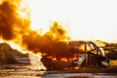 Araba Burning açık alev ve siyah duman