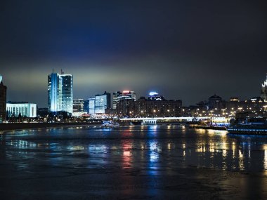 nehir üzerinde gece Moskova mimarisi gökdelen