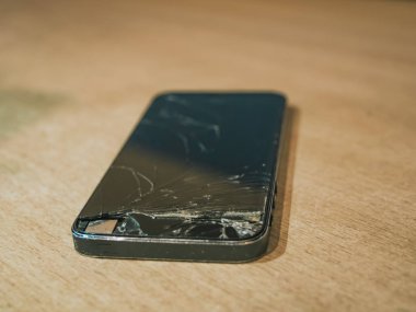 Masanın üzerine düşen telefonunuzu kapatın