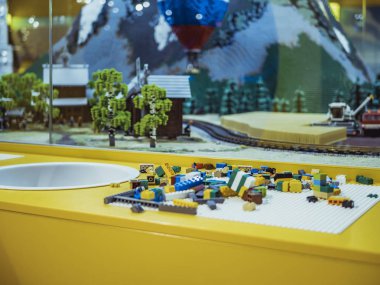 tuğla lego bloğunu masanın üzerine kapatın