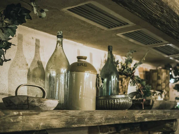 Bouteilles Vintage Sur Étagère Dans Vieille Maison — Photo