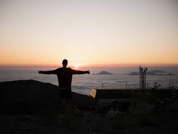 Góry Zachód Słońca Zasępia Mężczyzna Niebo Skyline Ręce Broni Wav — Zdjęcie stockowe